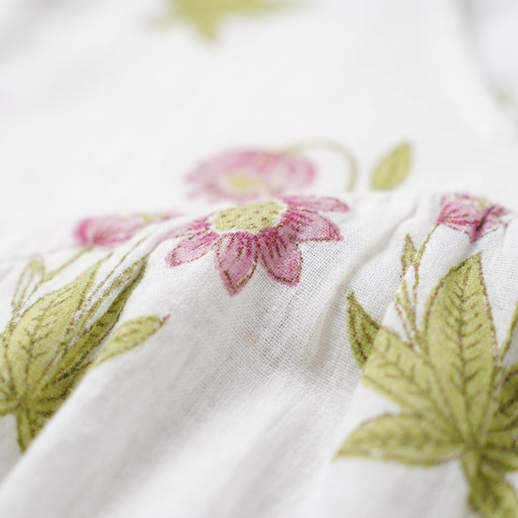 Sukienka z Kwiatowym Wzorem – Biała – Lekka Tkanina – Damska