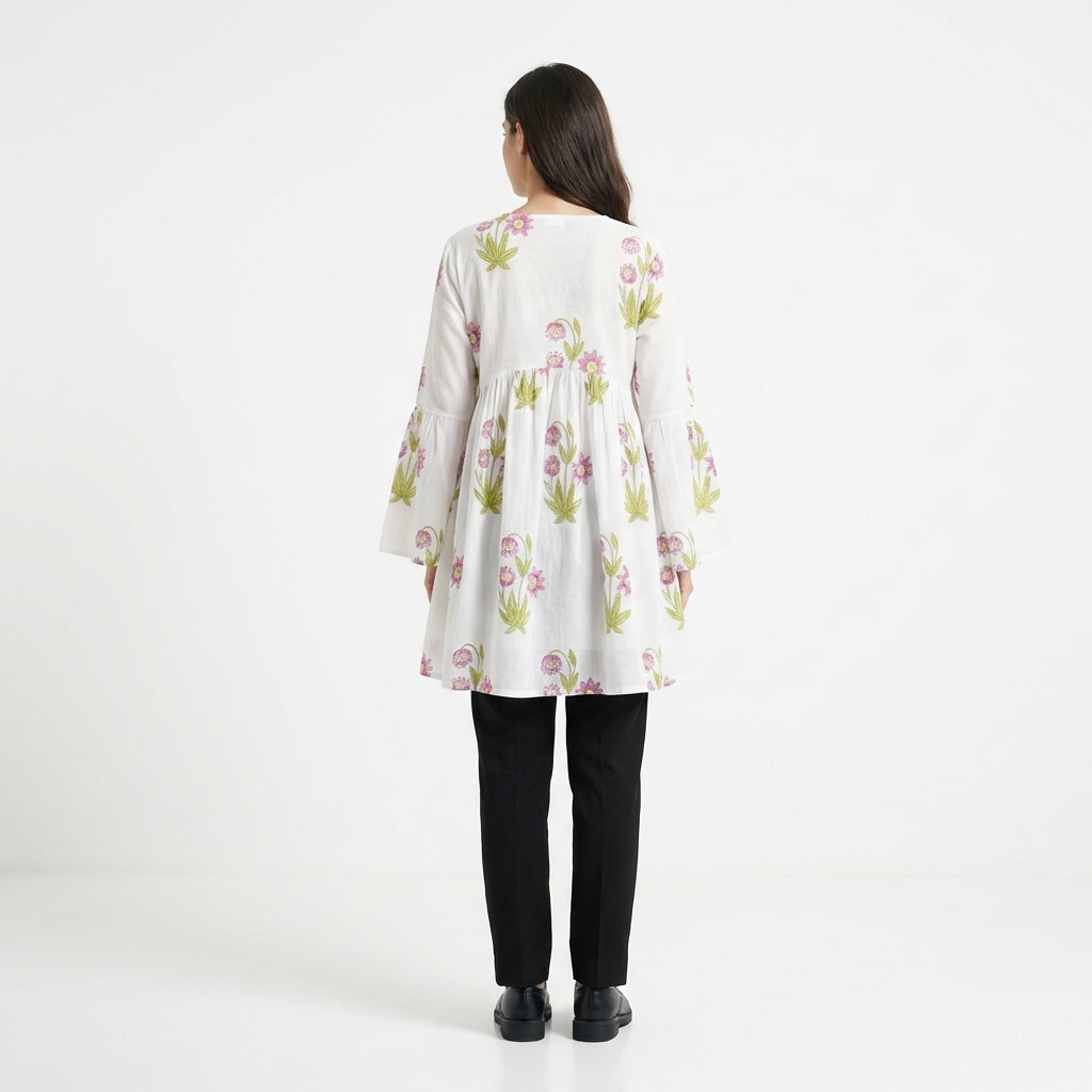 Sukienka z Kwiatowym Wzorem – Biała – Lekka Tkanina – Damska