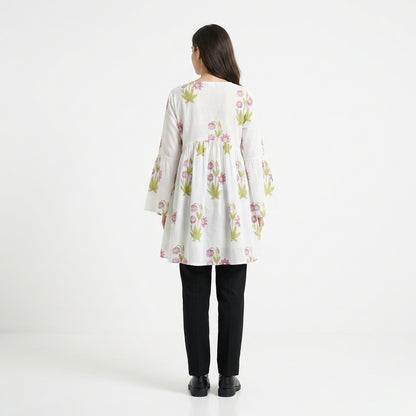 Sukienka z Kwiatowym Wzorem – Biała – Lekka Tkanina – Damska